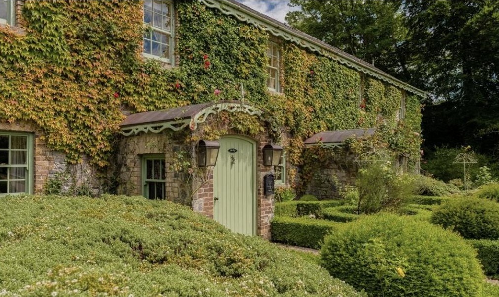 Cliff at Lyons - Ivy-clad cottage row